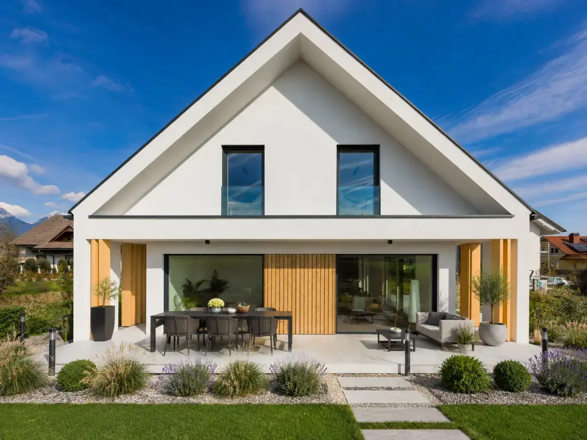 Vision 148 – Aktivhaus mit großen Dachüberständen und Holzapplikationen, Gartenansicht