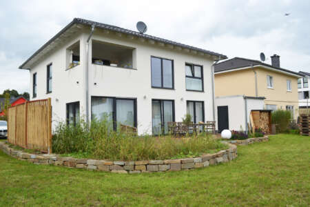 Zweigeschossiges Einfamilienhaus mit Balkon und Garten – Planidee Terra 207.