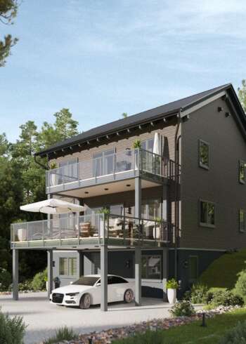Modernes dreigeschossiges Wohnhaus mit Holzfassade, großen Balkonen und Carport in Hanglage, umgeben von Bäumen.