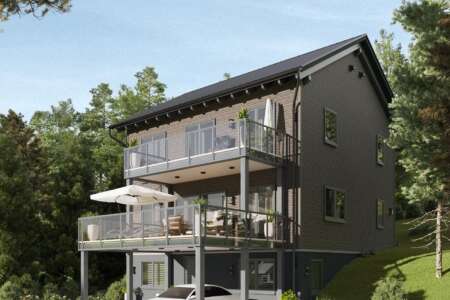 Modernes dreigeschossiges Wohnhaus mit Holzfassade, großen Balkonen und Carport in Hanglage, umgeben von Bäumen.